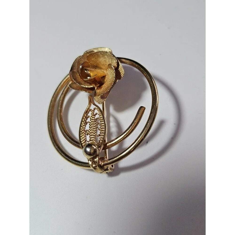 Vintage Sarah Coventry gold tone circular brooch